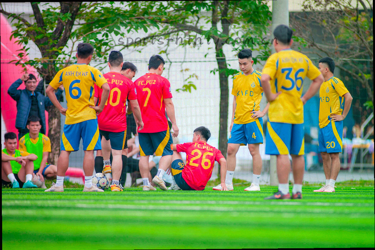 训练场边的战术板与标记笔静物特写，板上画着抽象线条